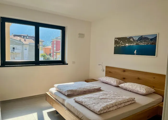 Emma`s Riva-Dream deluxe - sonnige 2-Zimmer-Wohnung mit privatem Parkplatz und Terrasse in Riva del Garda